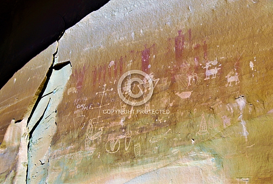 Fremont Period Graphs over Barrier Style Glyphs